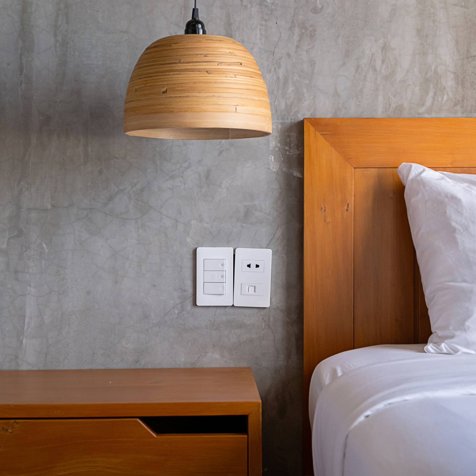 Sovrum med varm stuckaturvägg och trädetaljer