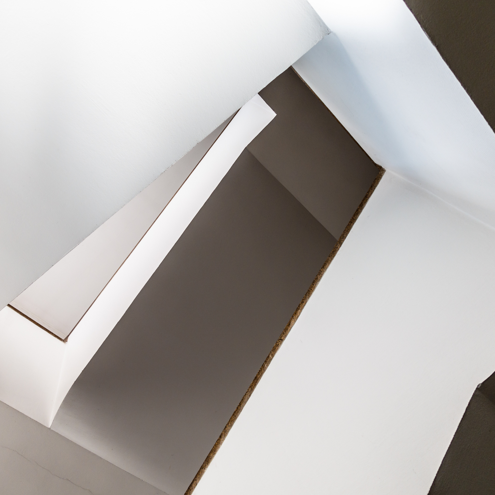 Vit modern väggdesign med geometriska former