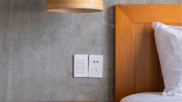 Modern vägg med eluttag och stuckatur