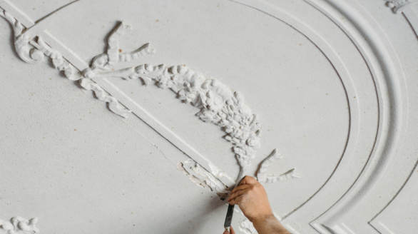 Handapplicering av kalkputs på vägg